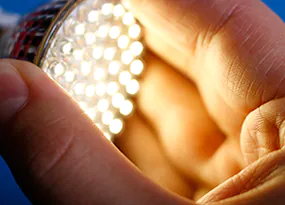 Hand hält LED-Lampe